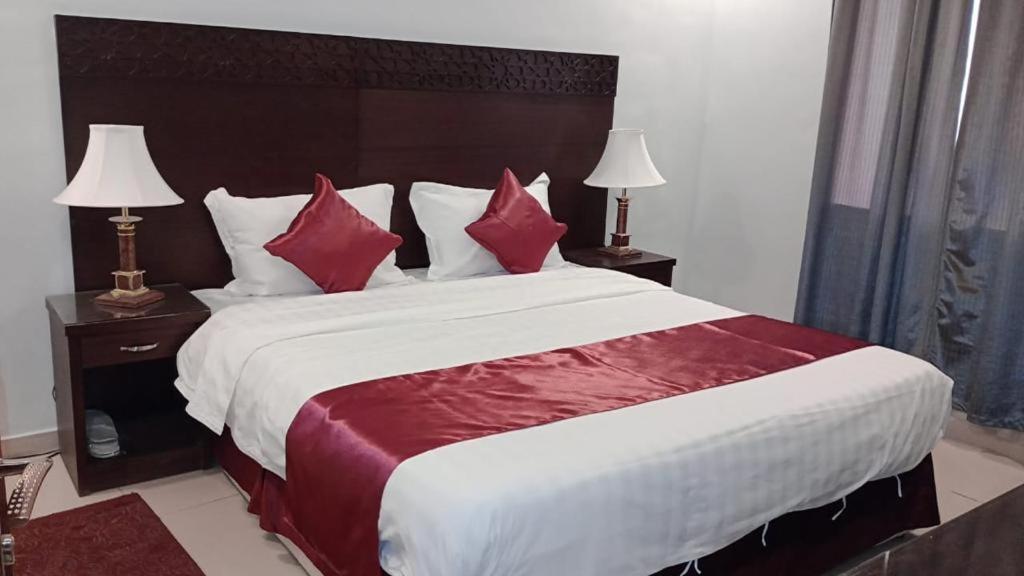 In Taibah Aparthotel Medina ภายนอก รูปภาพ